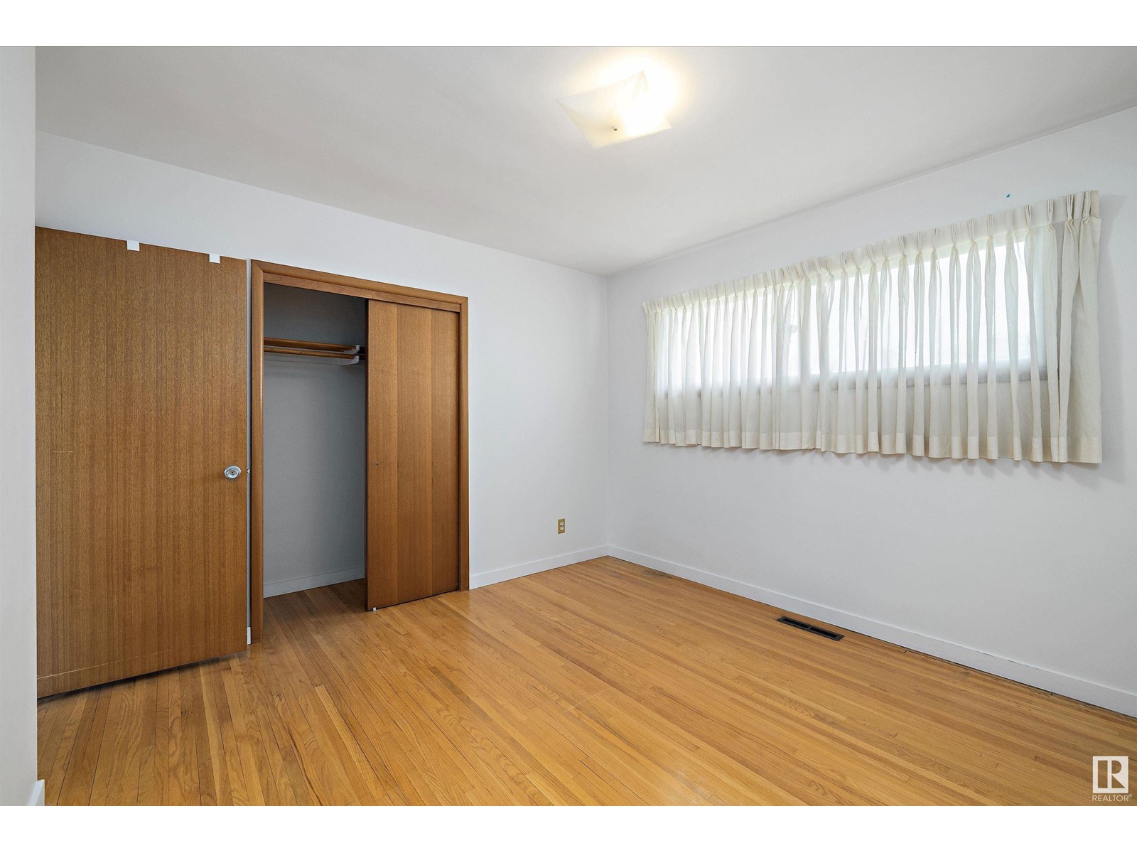 Single Family House Bungalow for Sale in  /   ST NW Edmonton 