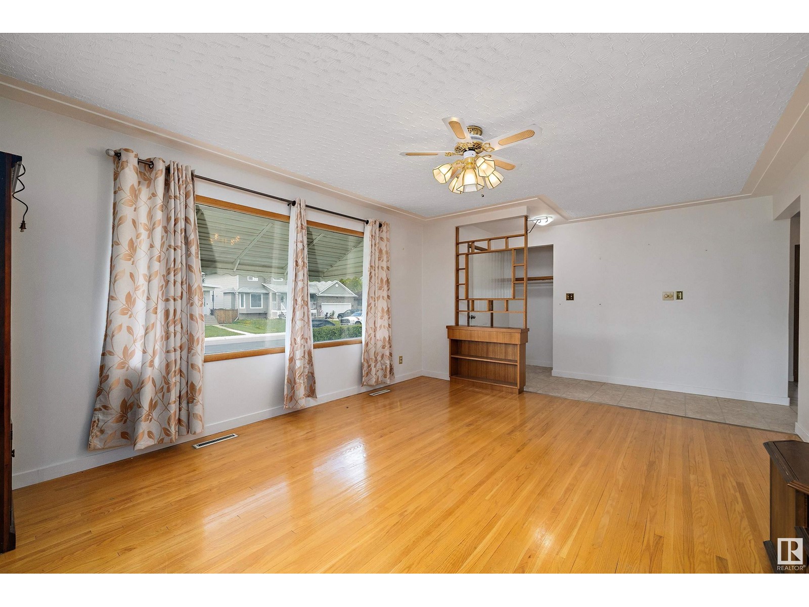 Single Family House Bungalow for Sale in  /   ST NW Edmonton 