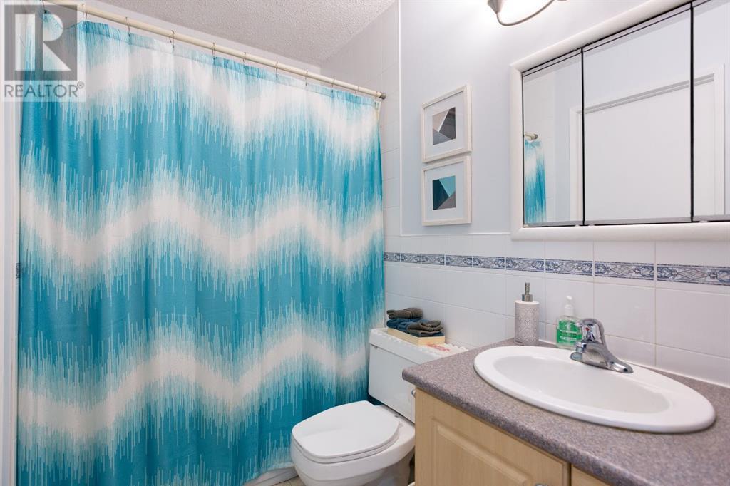 Single Family House 4 Level for Sale in  Forest Crescent SE Forest Heights Calgary 