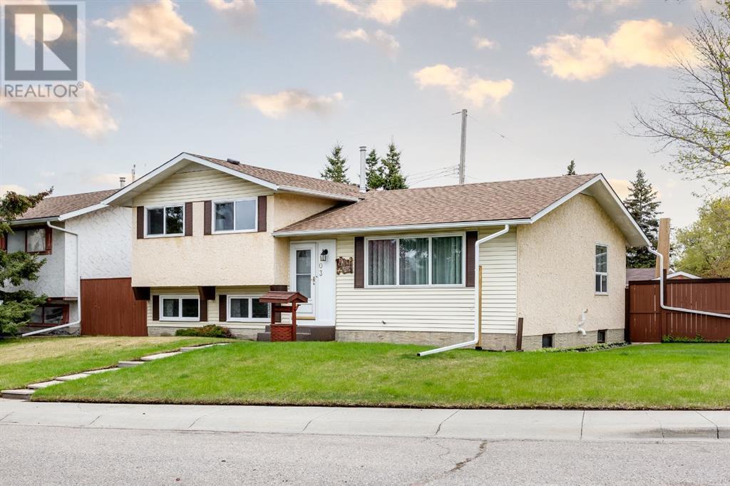 Single Family House 4 Level for Sale in  Forest Crescent SE Forest Heights Calgary 