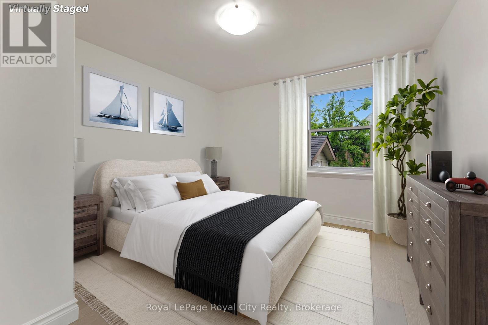 Photo 2 of 379 East 27th Street, Hamilton ON