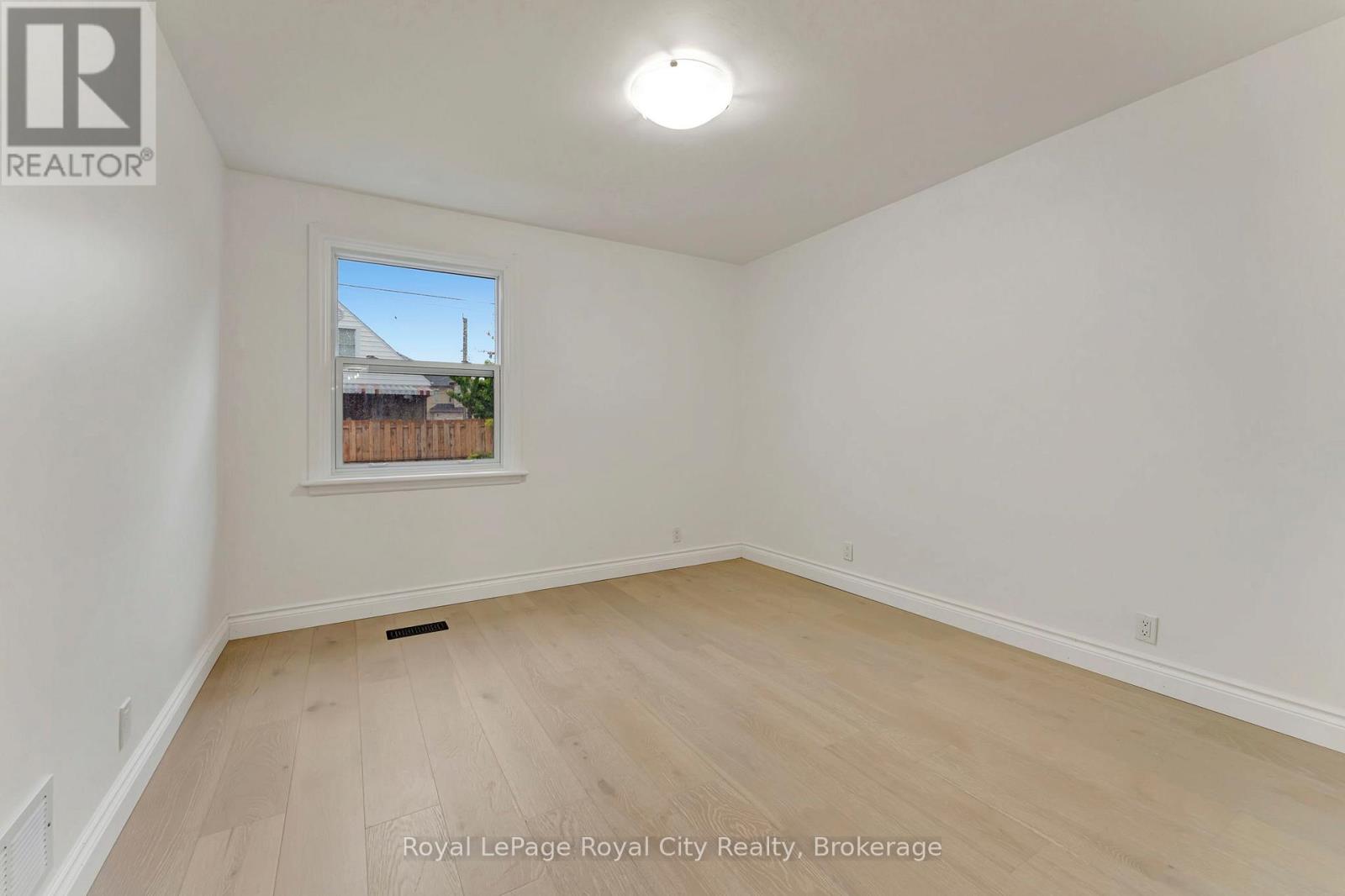 Photo 4 of 379 East 27th Street, Hamilton ON