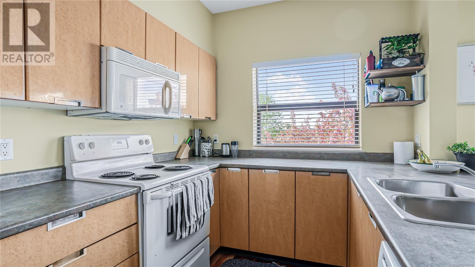 312 870 Short Street, Saanich