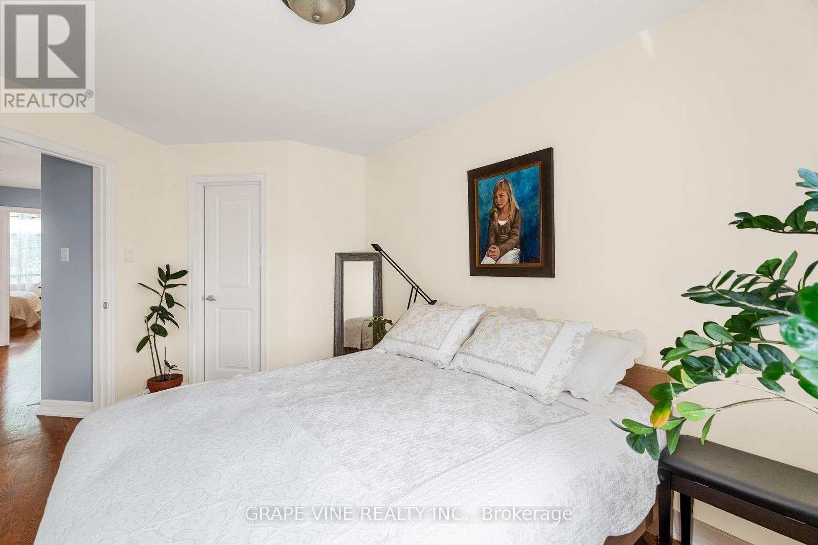 Photo 2 of 709 Melbourne Avenue, Ottawa ON