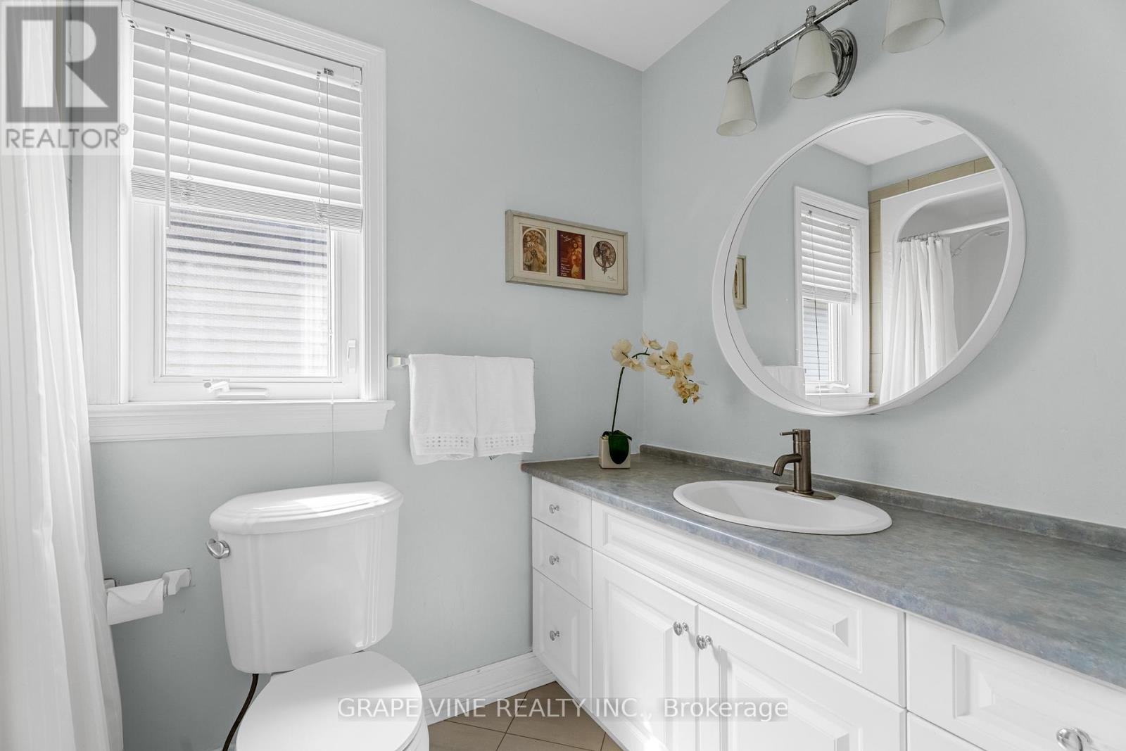 Photo 4 of 709 Melbourne Avenue, Ottawa ON