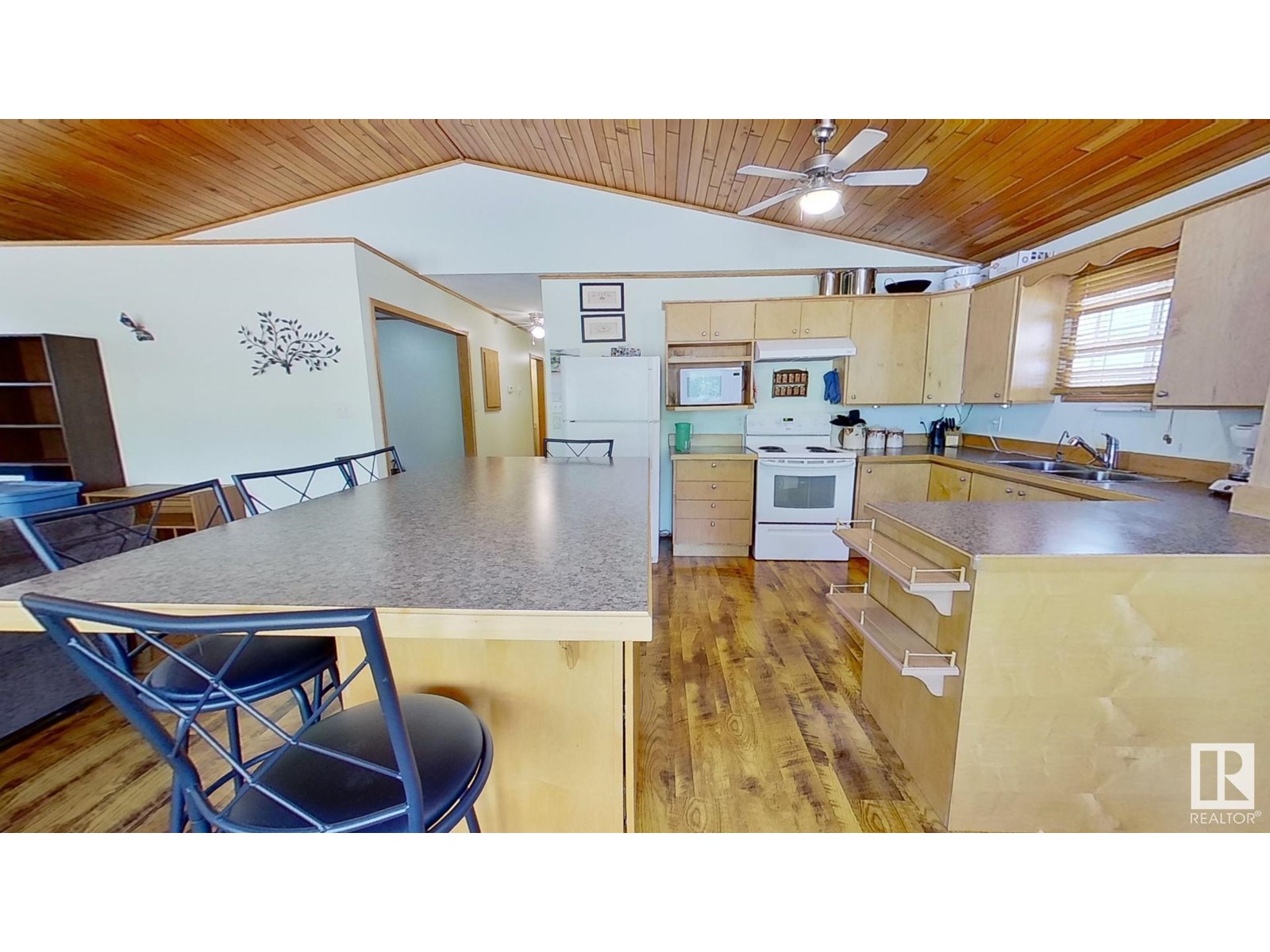 Photo 7 of 4815 51 Av, Breton AB