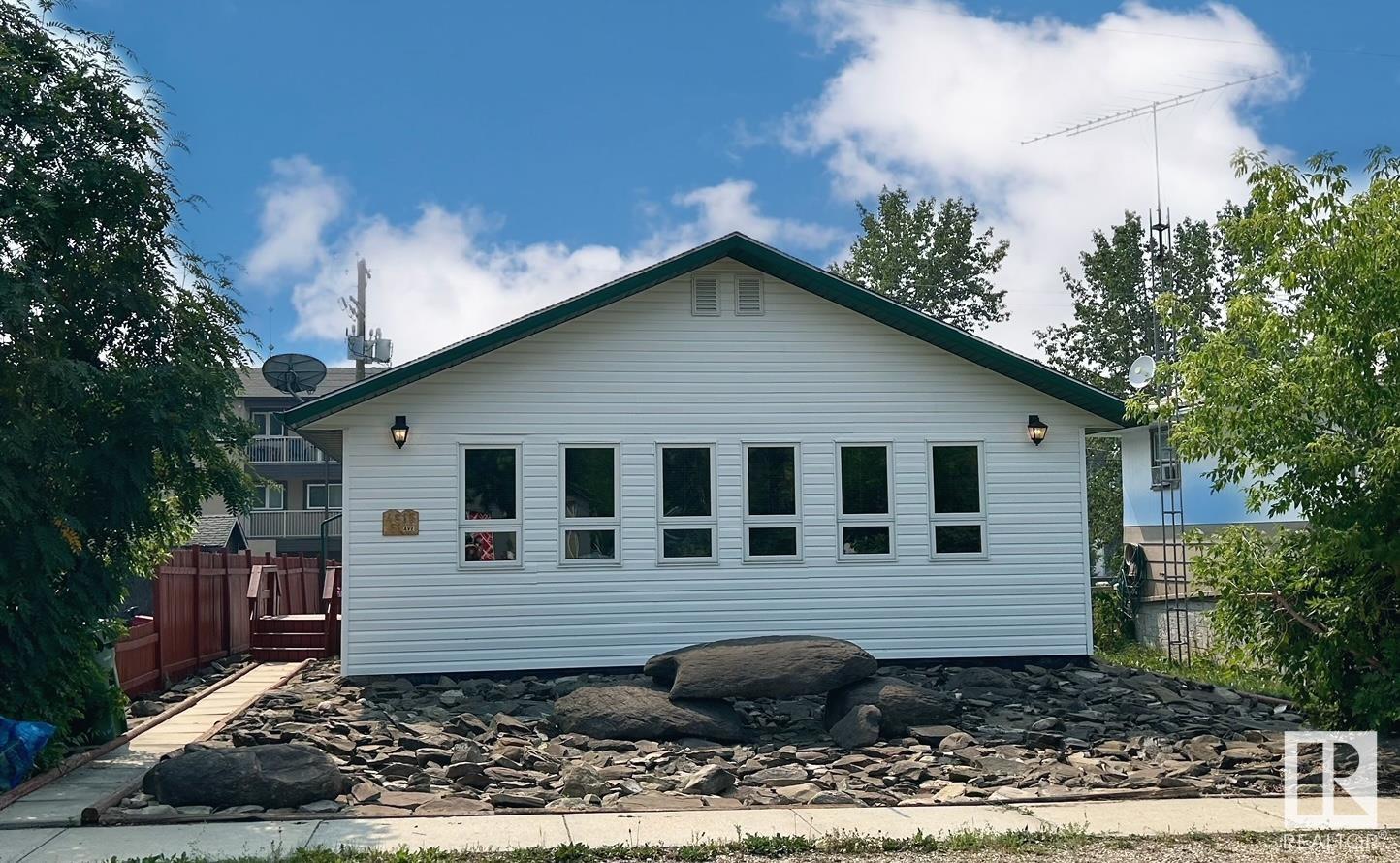 Photo 1 of 4815 51 Av, Breton AB