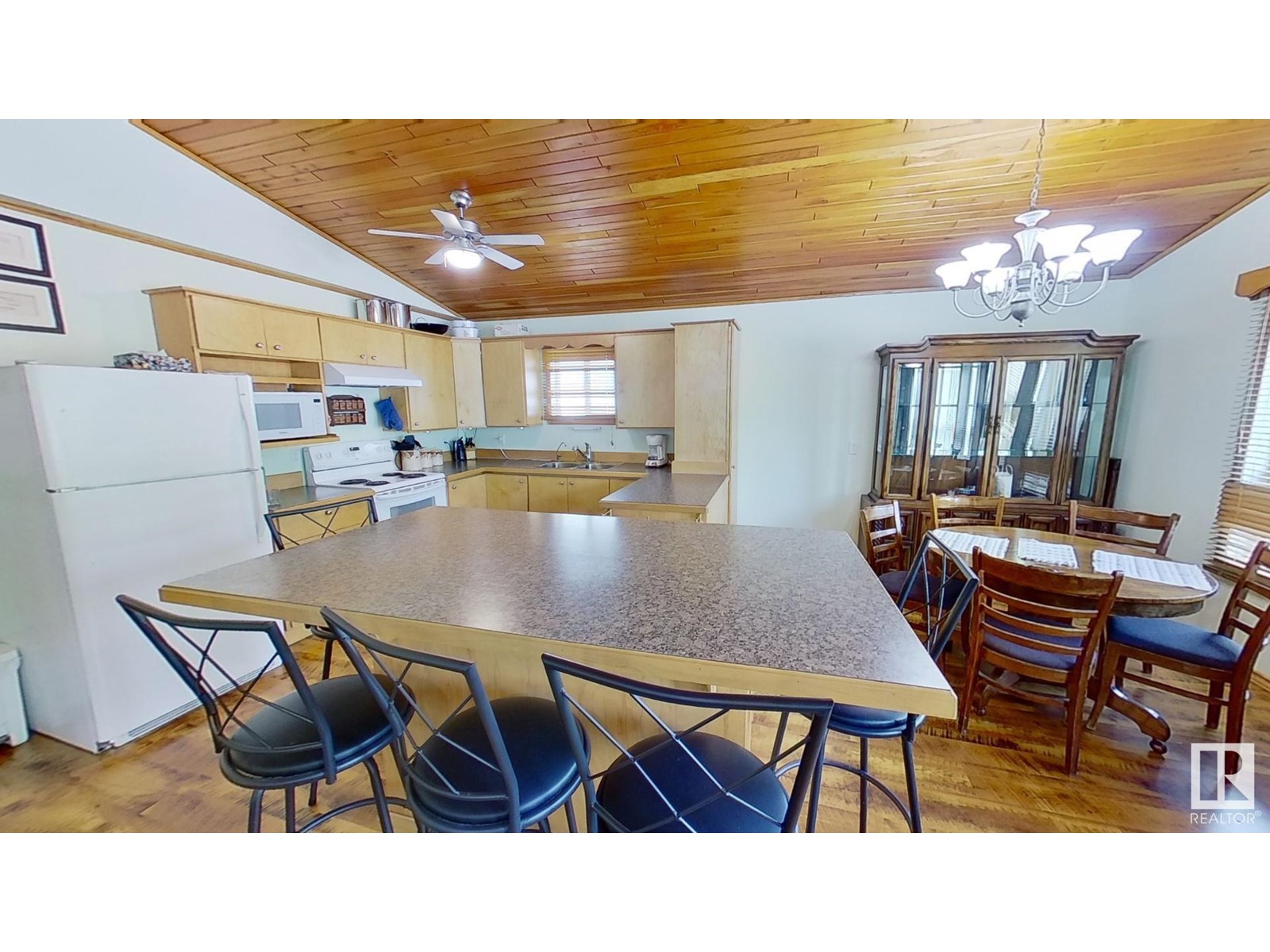 Photo 8 of 4815 51 Av, Breton AB