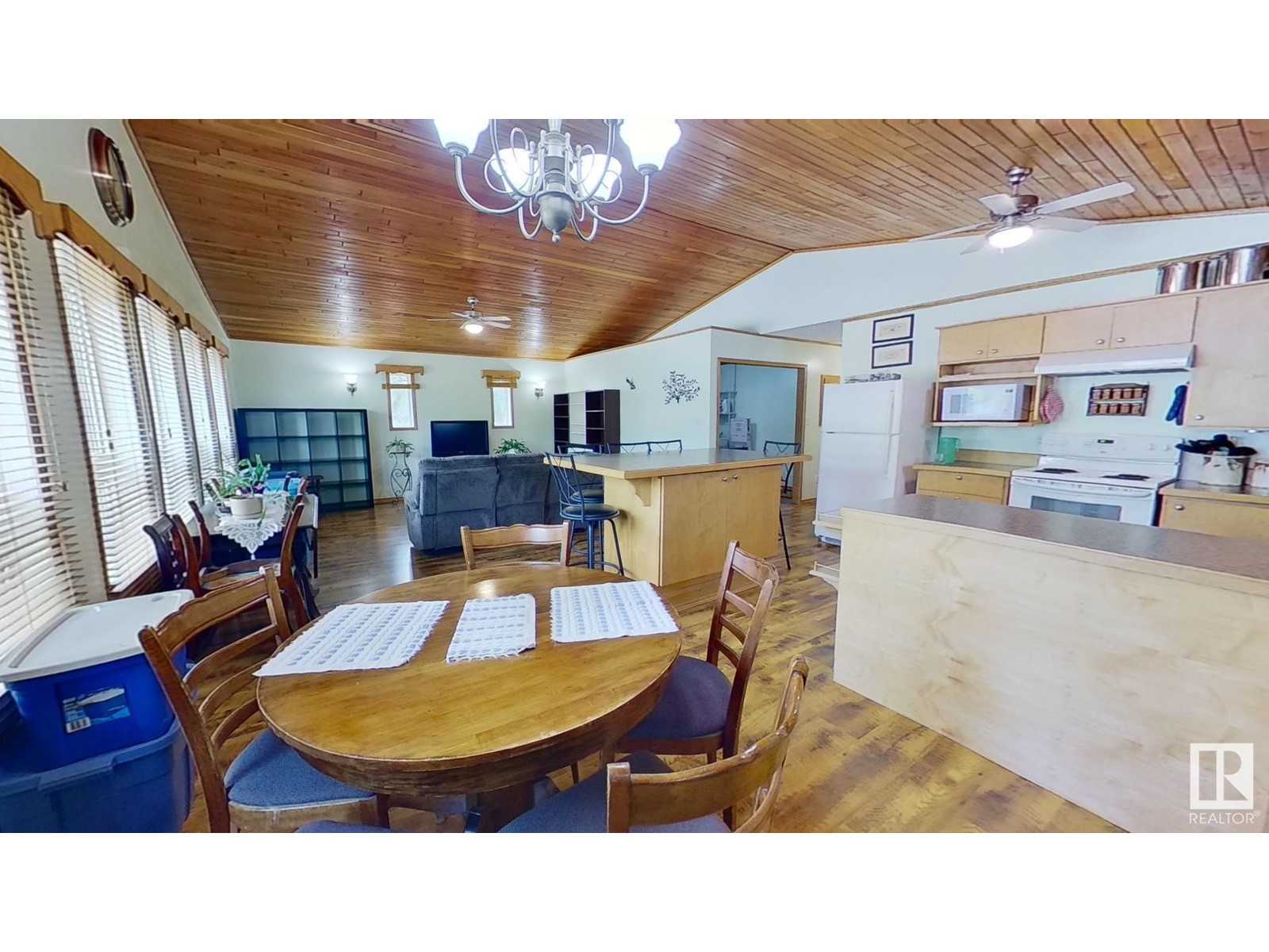 Photo 6 of 4815 51 Av, Breton AB