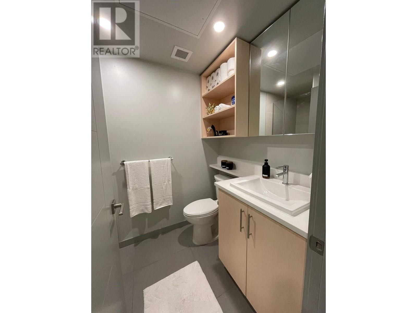 #215-345 DOUGALL Road North, Kelowna