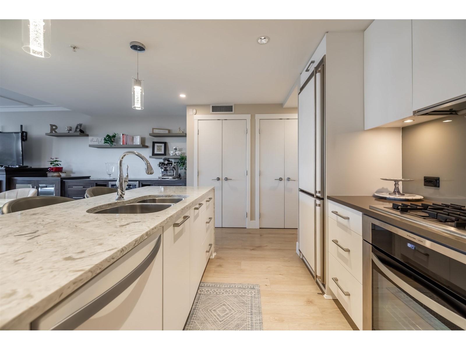 204 15152 RUSSELL AVENUE, White Rock real estate listing R3000737