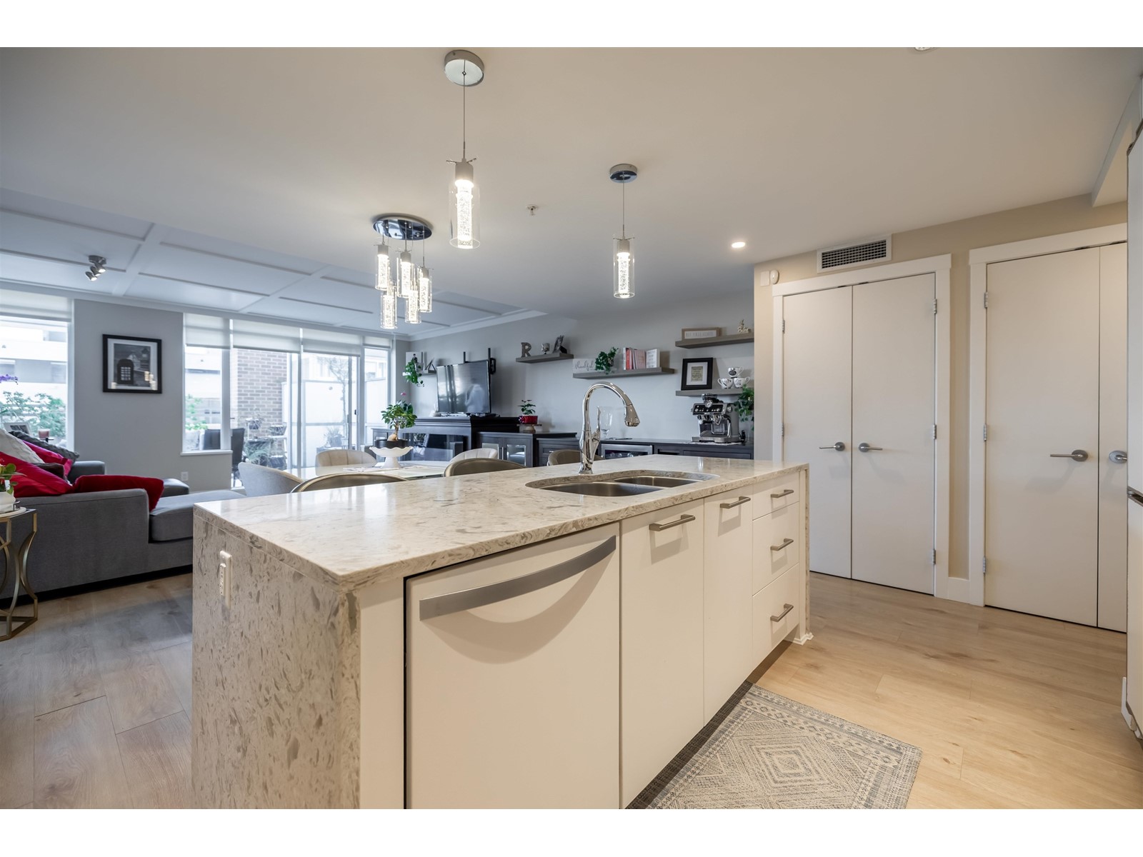 204 15152 RUSSELL AVENUE, White Rock real estate listing R3000737