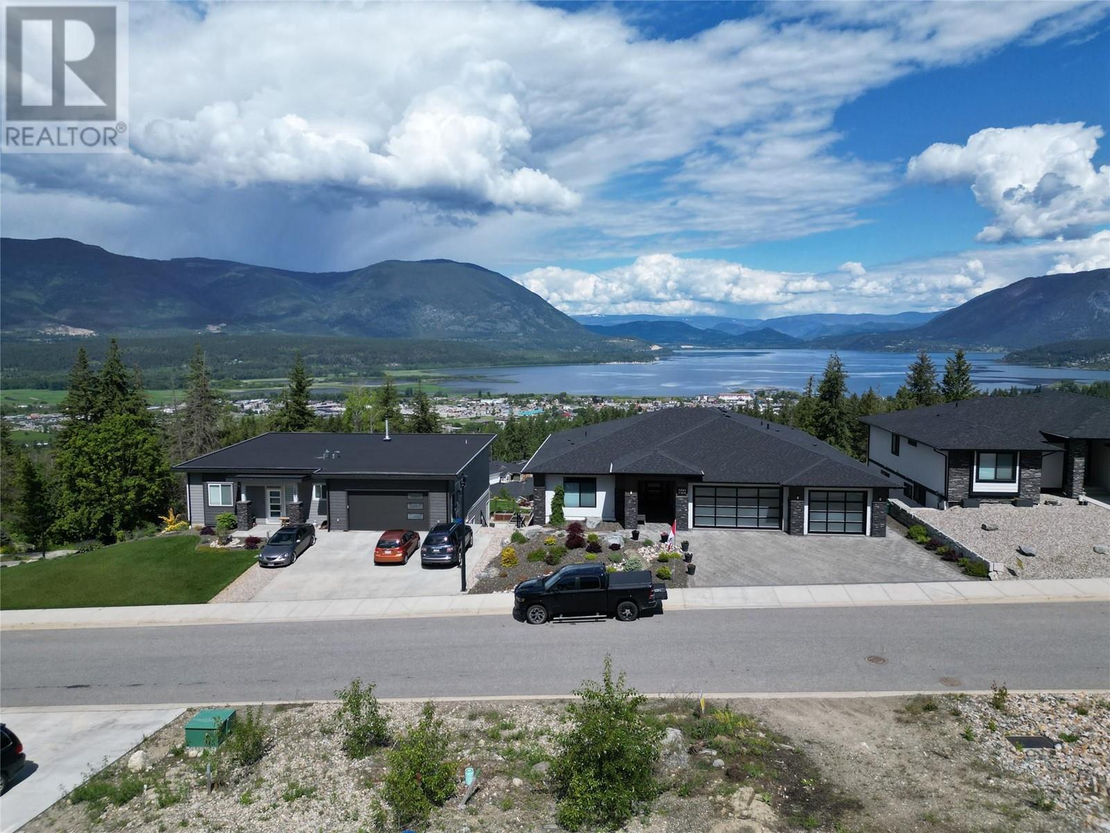 Photo 1 of 1040 17 Avenue Se, Salmon Arm BC