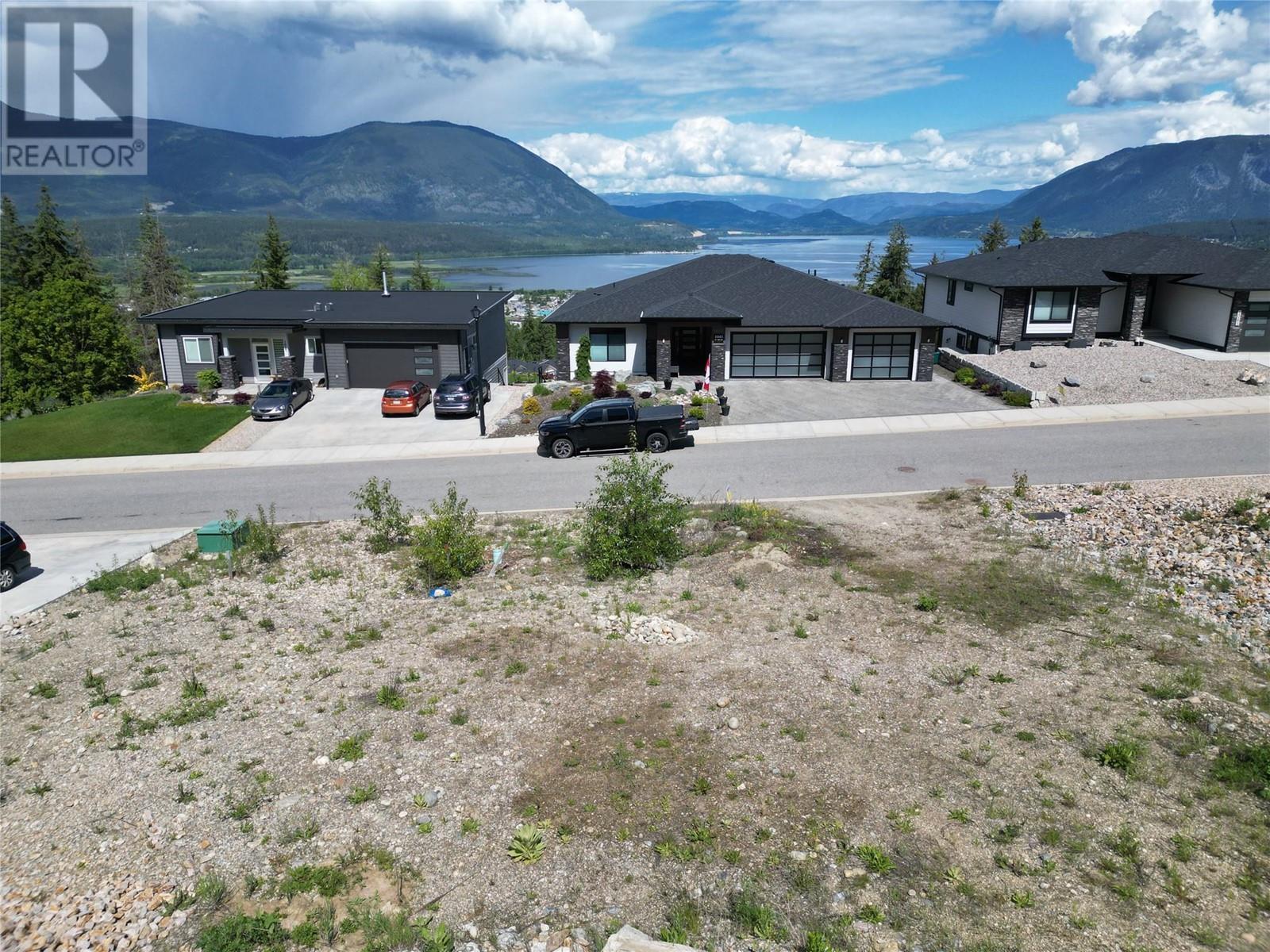 Photo 2 of 1040 17 Avenue Se, Salmon Arm BC