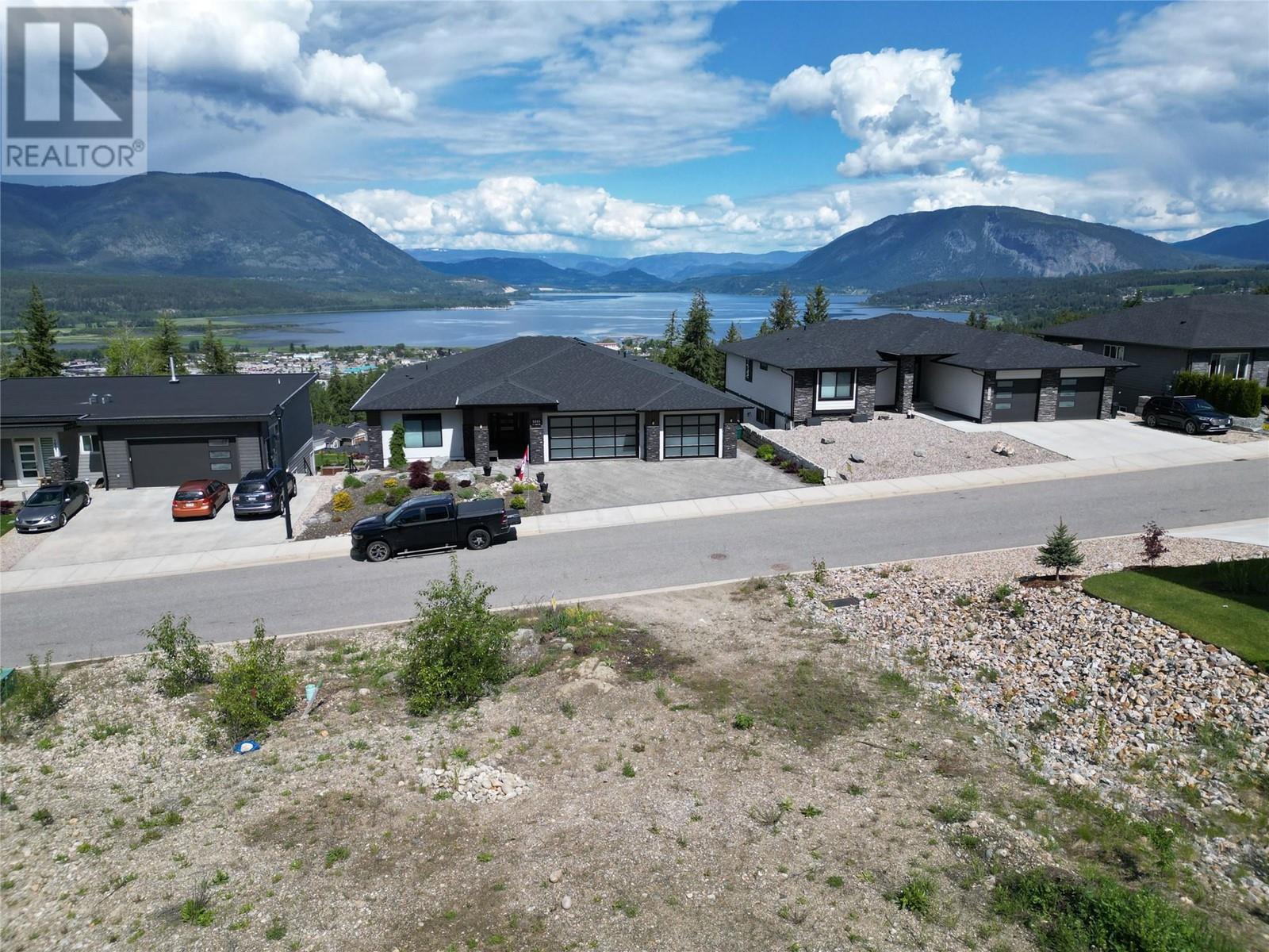 Photo 3 of 1040 17 Avenue Se, Salmon Arm BC