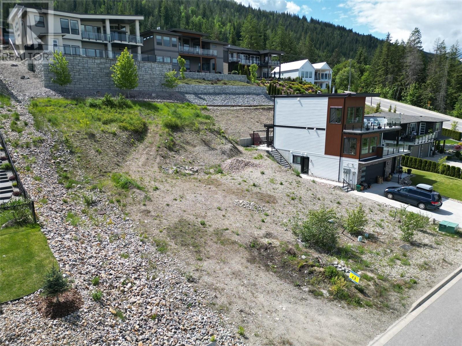 Photo 4 of 1040 17 Avenue Se, Salmon Arm BC