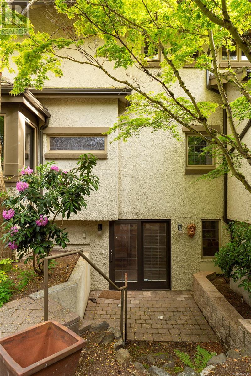Single Family House for Sale in  Shasta Pl Victoria 