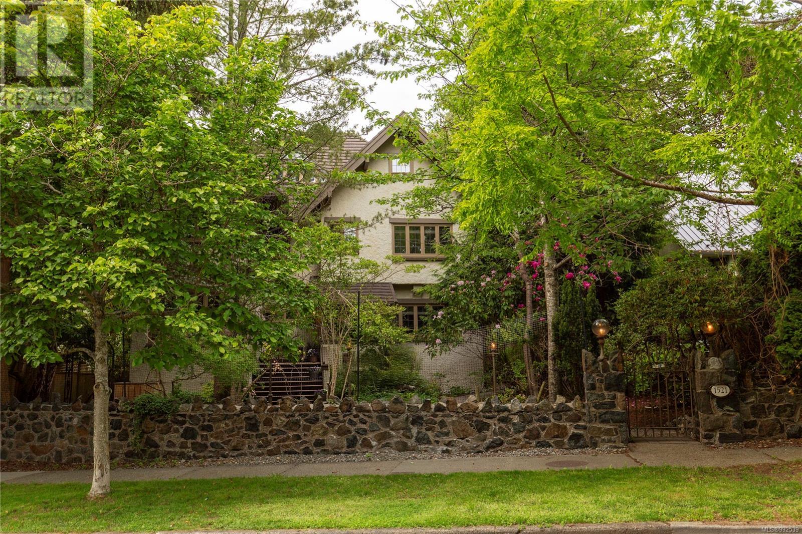 Single Family House for Sale in  Shasta Pl Victoria 