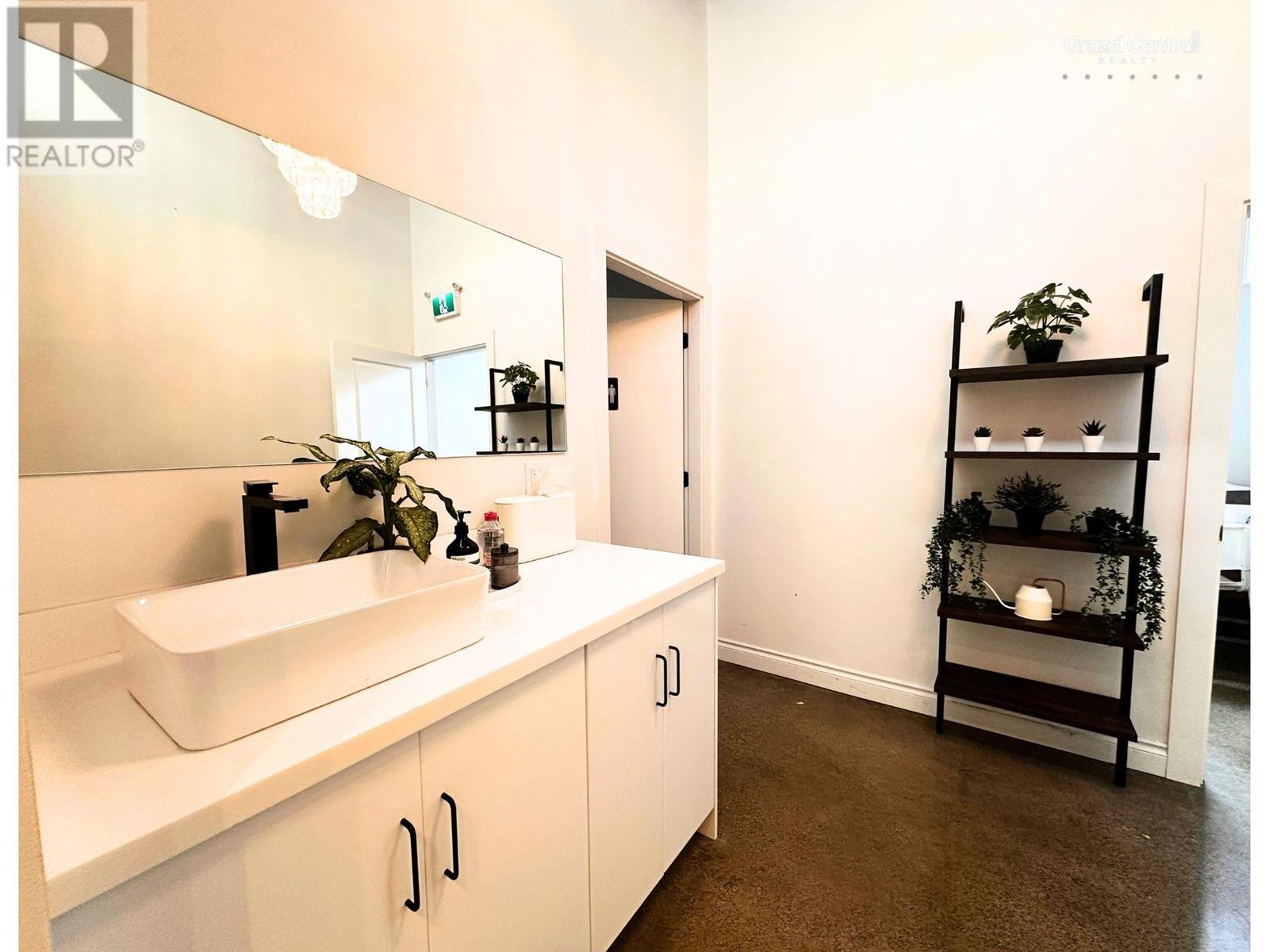 3261 W BROADWAY, Vancouver