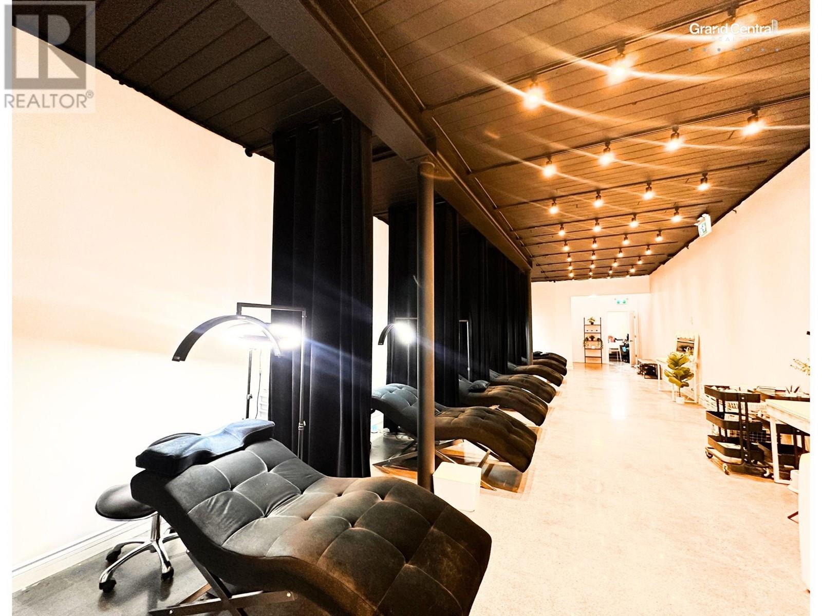 3261 W BROADWAY, Vancouver