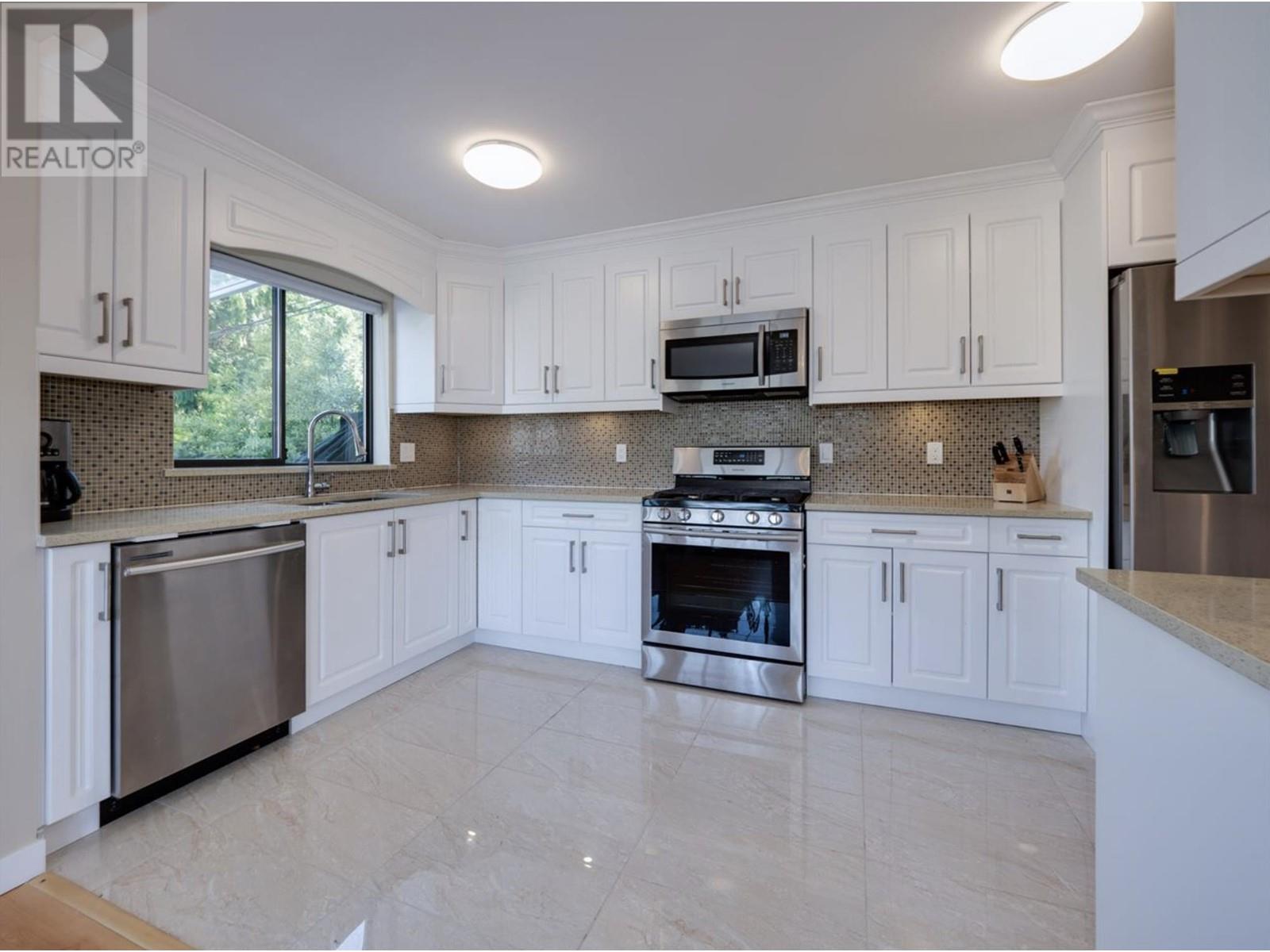 6377 N GALE AVENUE, Sechelt