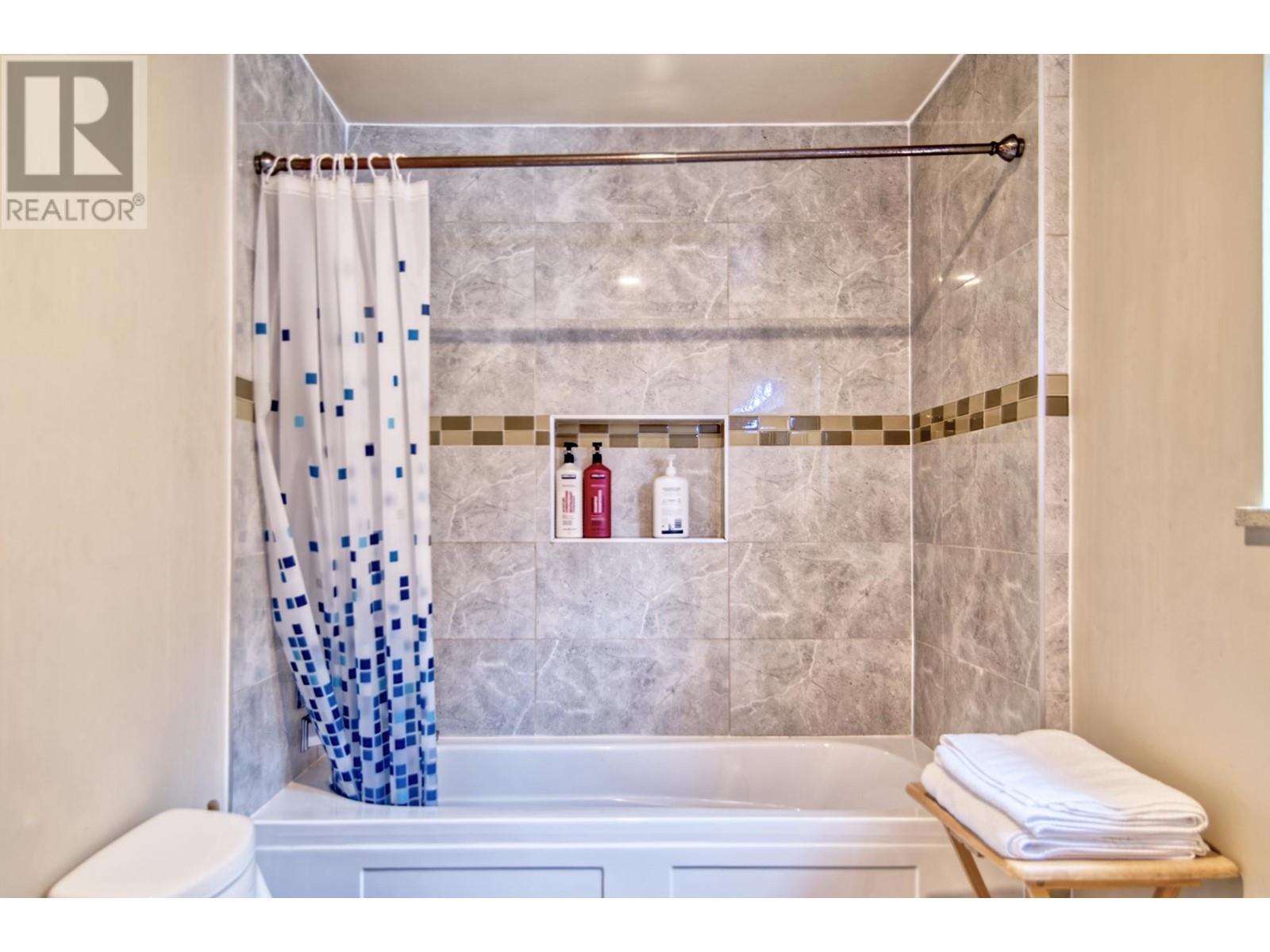 6377 N GALE AVENUE, Sechelt
