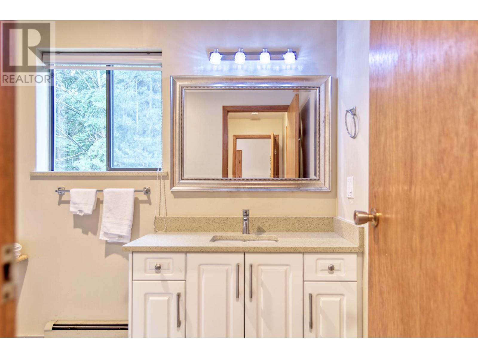 6377 N GALE AVENUE, Sechelt