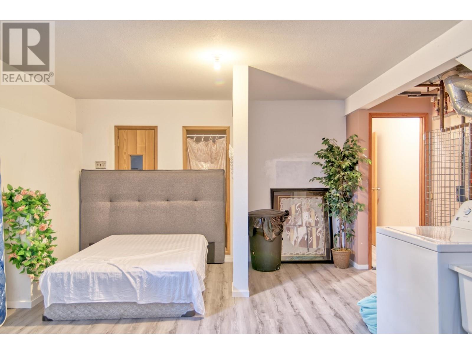 6377 N GALE AVENUE, Sechelt
