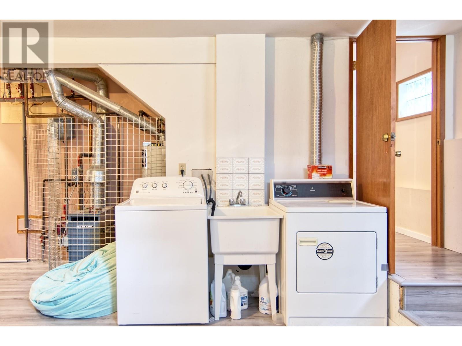 6377 N GALE AVENUE, Sechelt