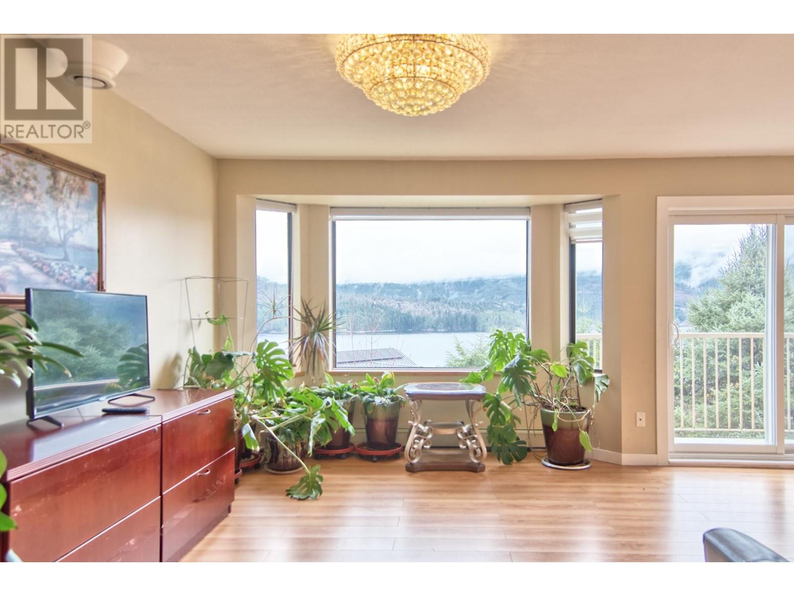 6377 N GALE AVENUE, Sechelt
