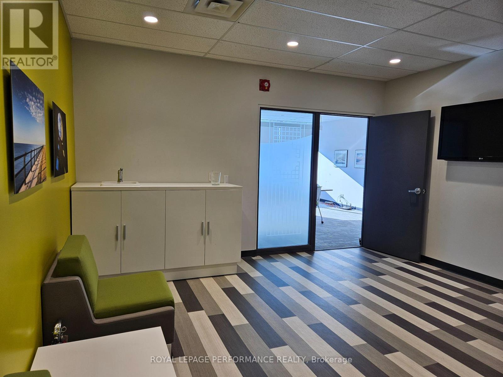 Photo 10 of 304 2283 St Laurent Boulevard, Ottawa ON