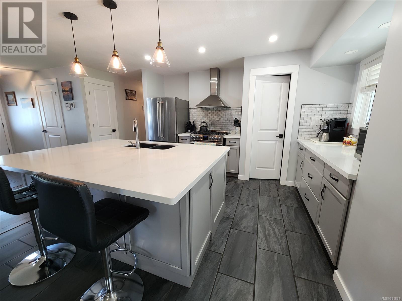 695 Evergreen Rd, Campbell River real estate listing 991834