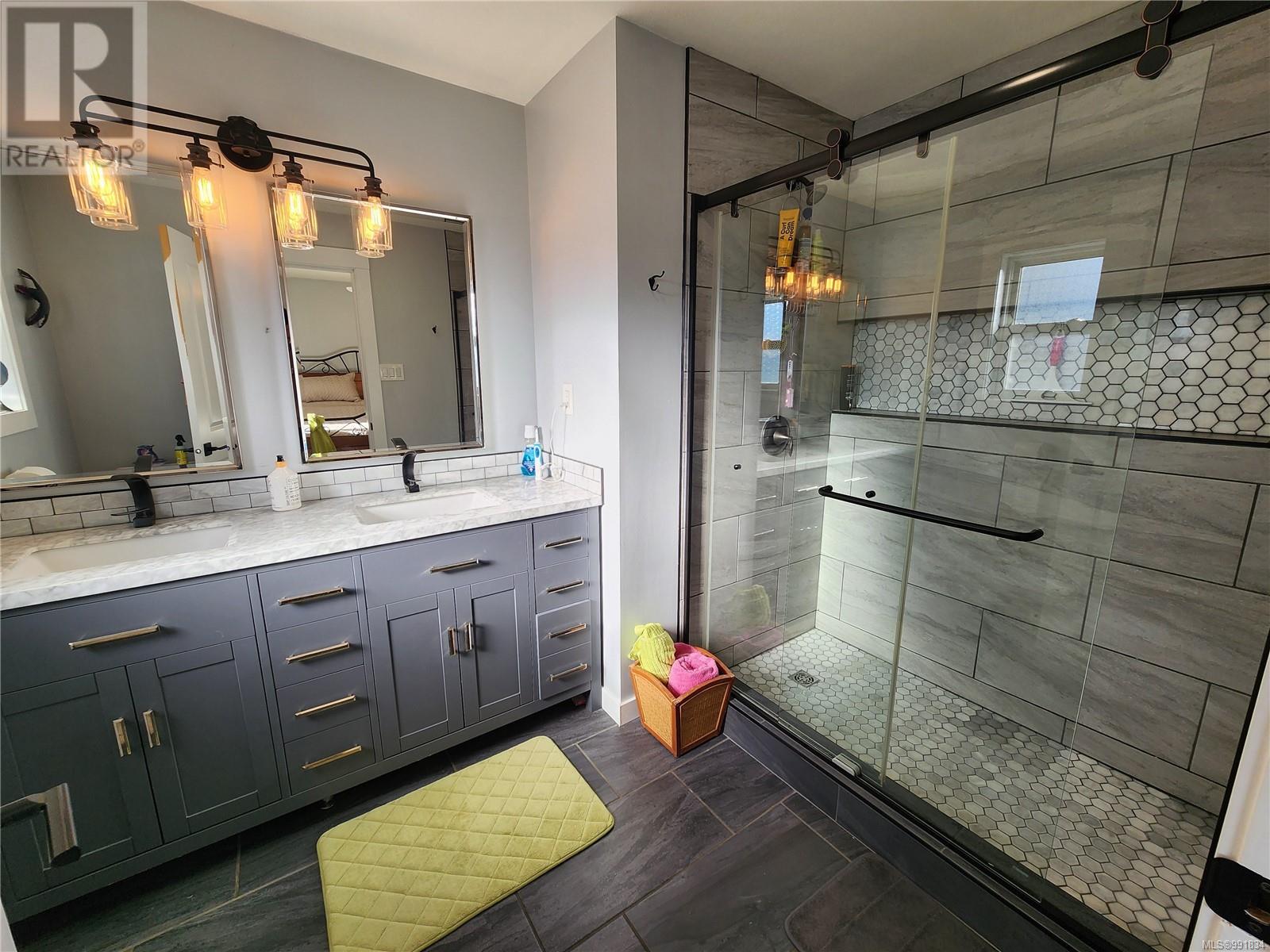695 Evergreen Rd, Campbell River real estate listing 991834