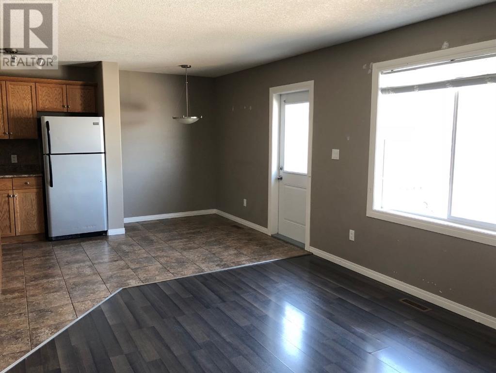 Photo 3 of 31 6802 50 Avenue, Camrose AB