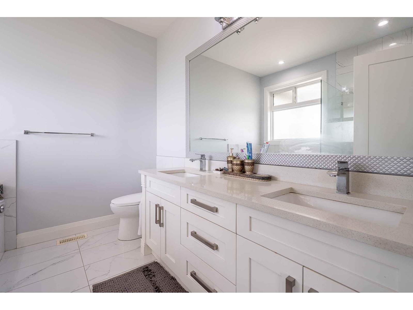 Photo 11 of 28422 Fraser Highway, Abbotsford BC