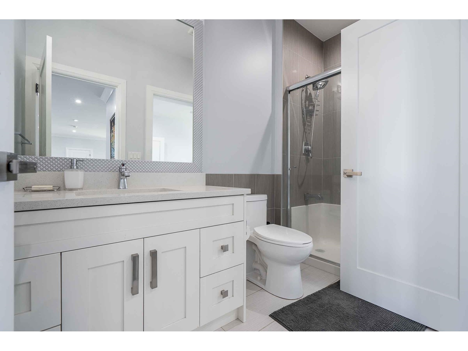 Photo 13 of 28422 Fraser Highway, Abbotsford BC