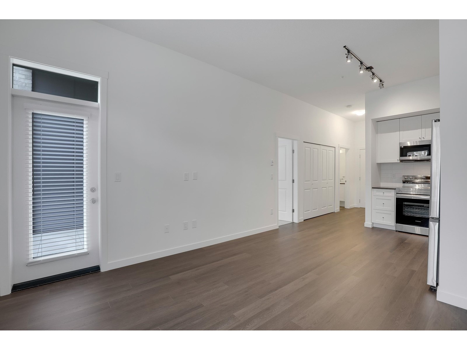 Photo 8 of 102 15738 85 Avenue, Surrey BC