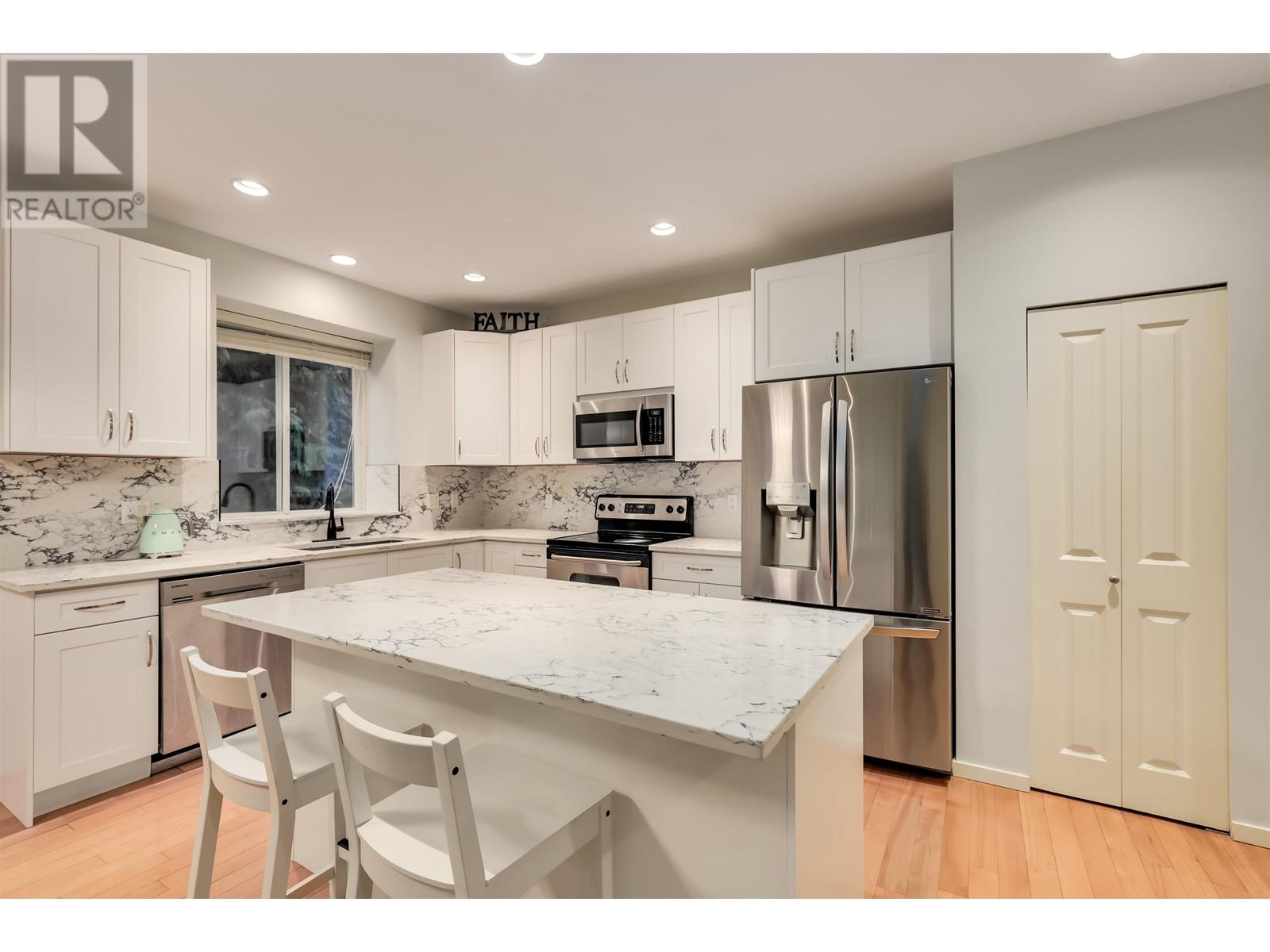 Photo 10 of 513 Forest Park Way, Port Moody BC