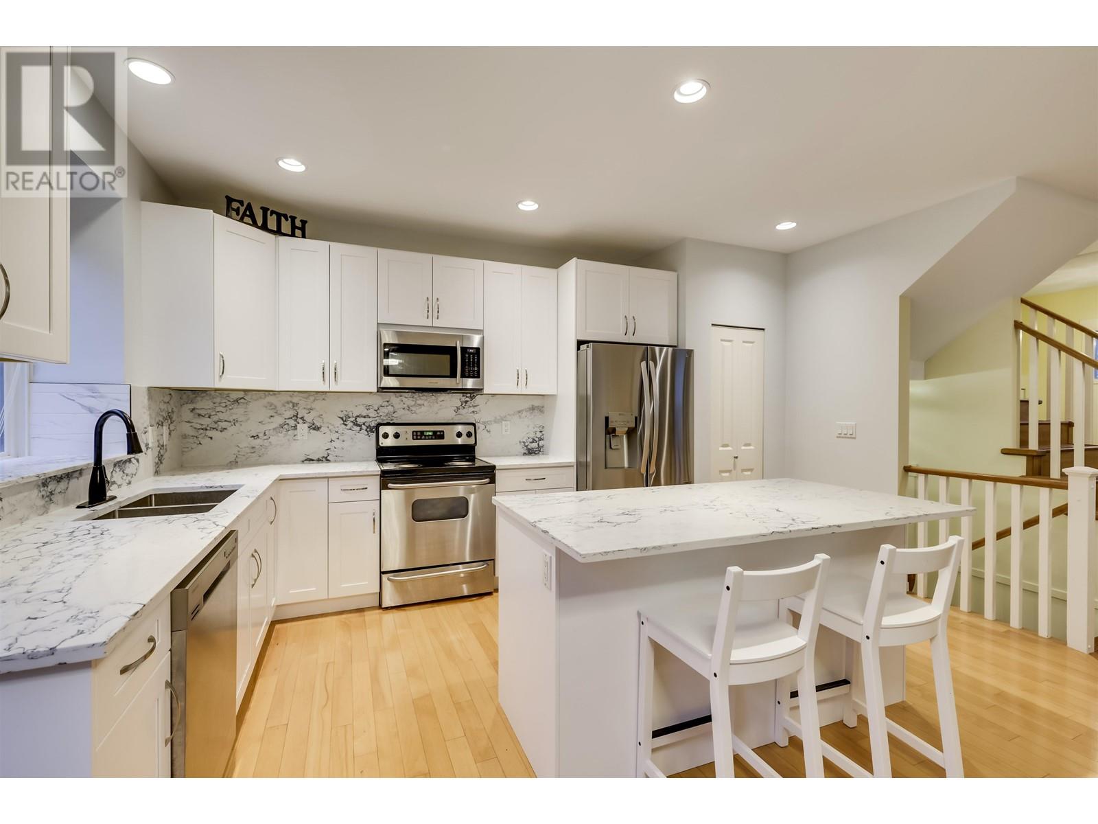 Photo 5 of 513 Forest Park Way, Port Moody BC