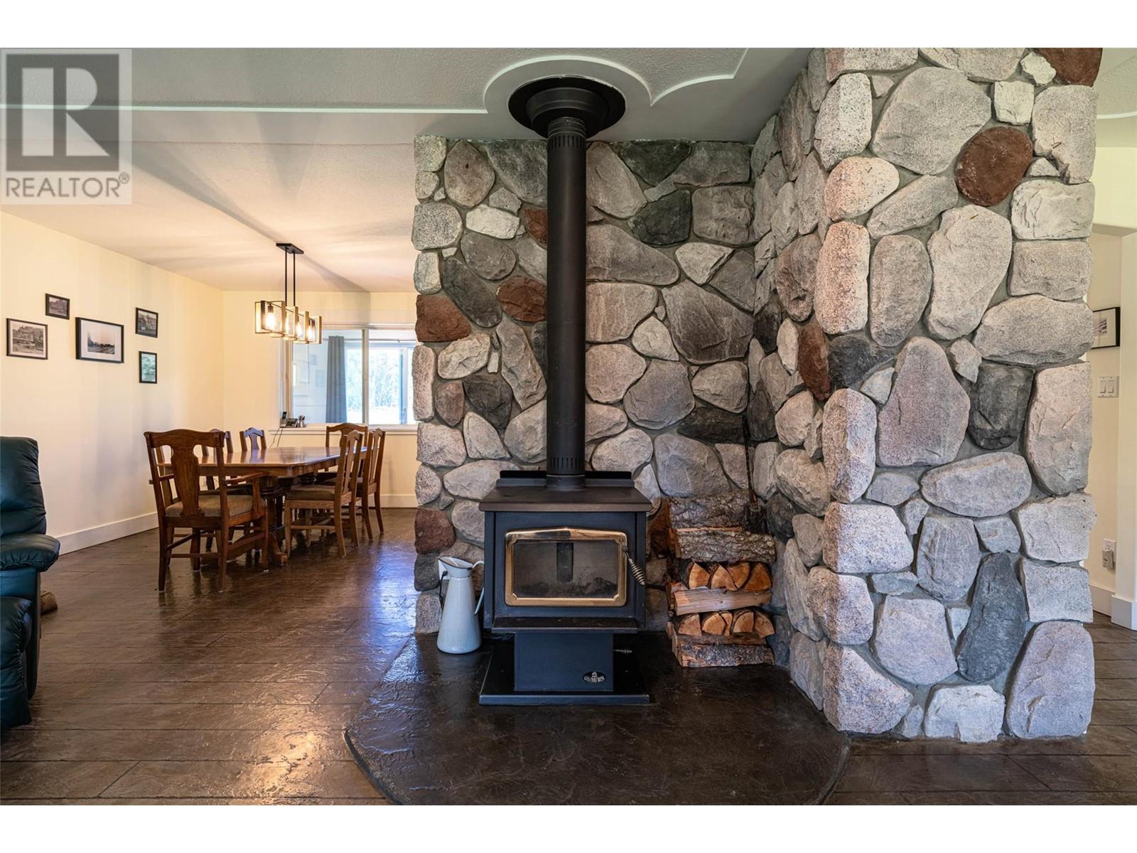  4858 Salmon River Road, Spallumcheen