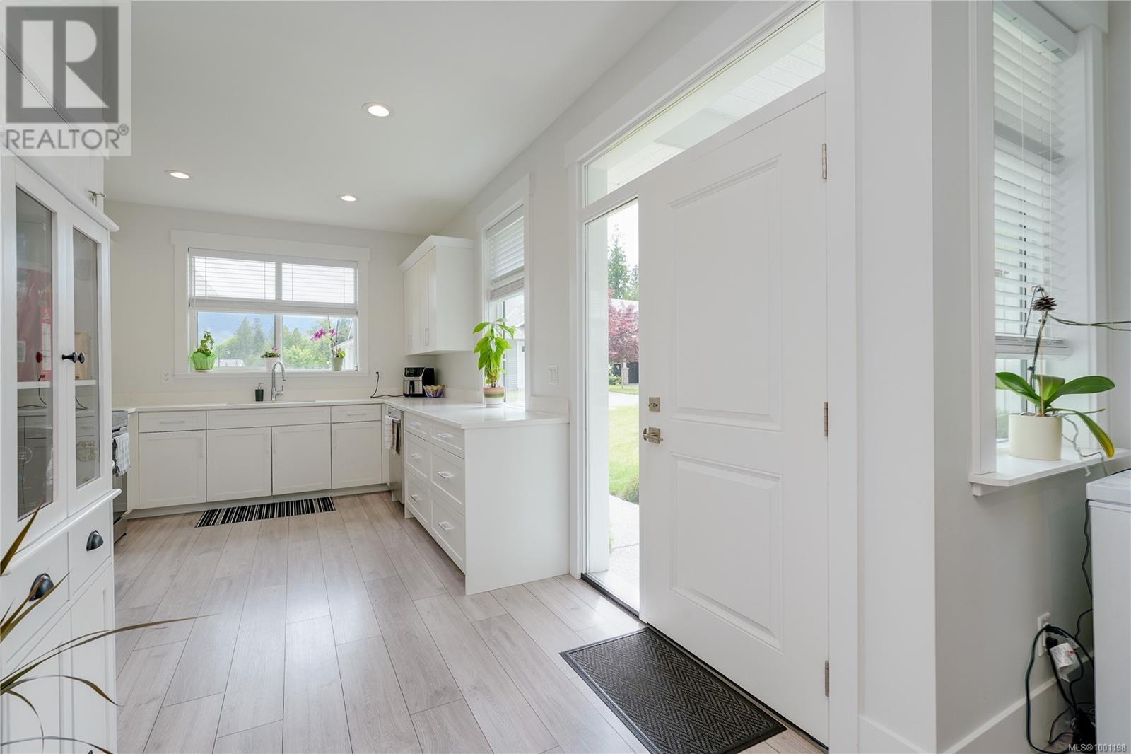 38 300 Grosskleg Way, Lake Cowichan