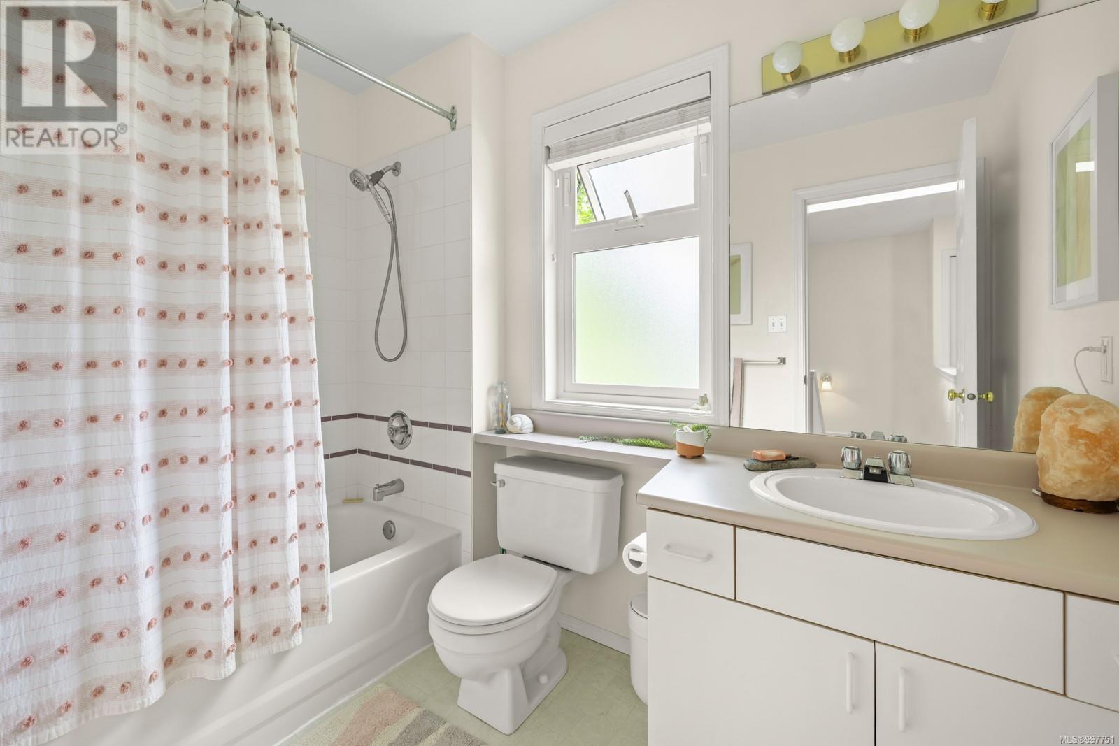 Single Family House Westcoast for Sale in   West Saanich Rd West Oaks Saanich 