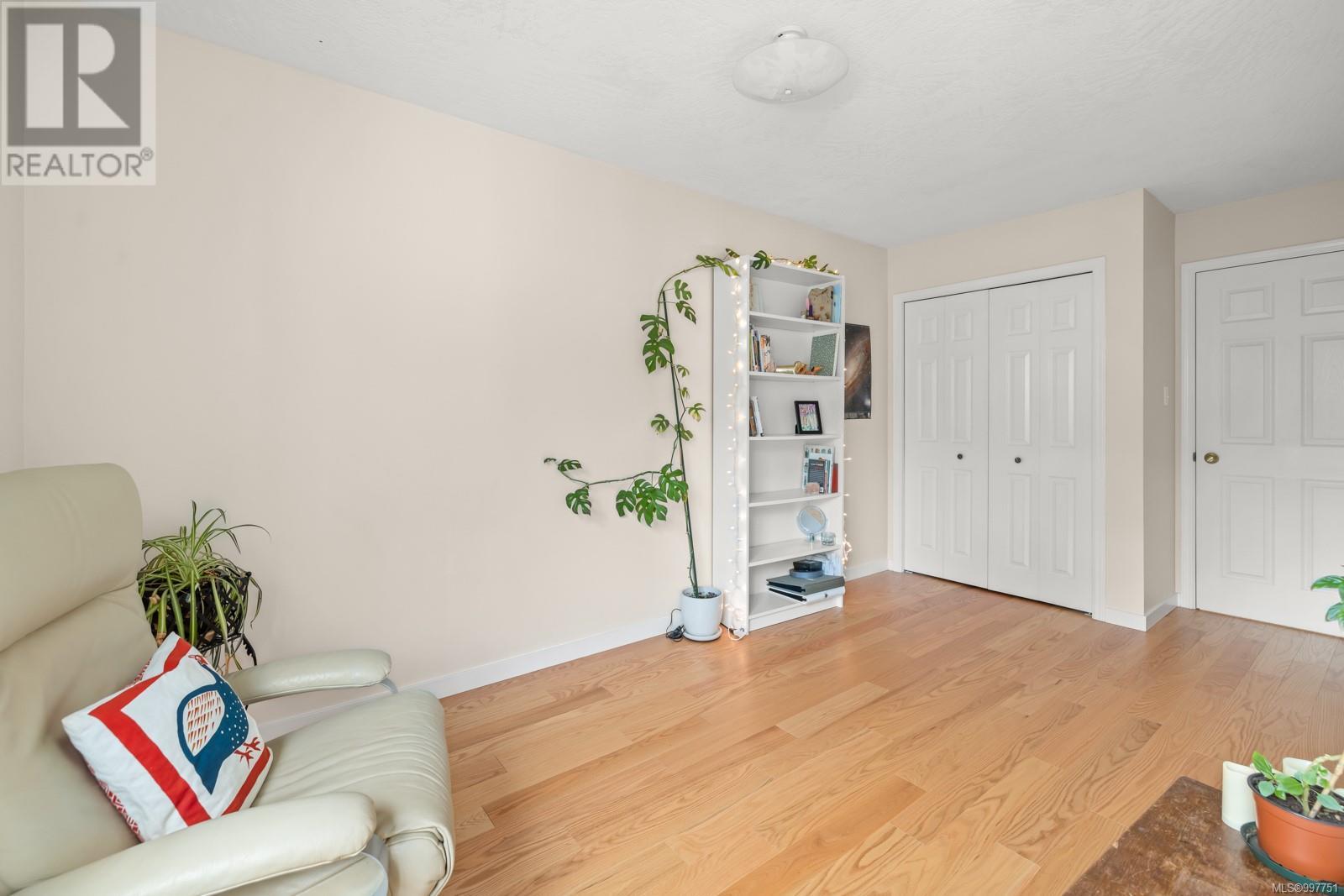 Single Family House Westcoast for Sale in   West Saanich Rd West Oaks Saanich 