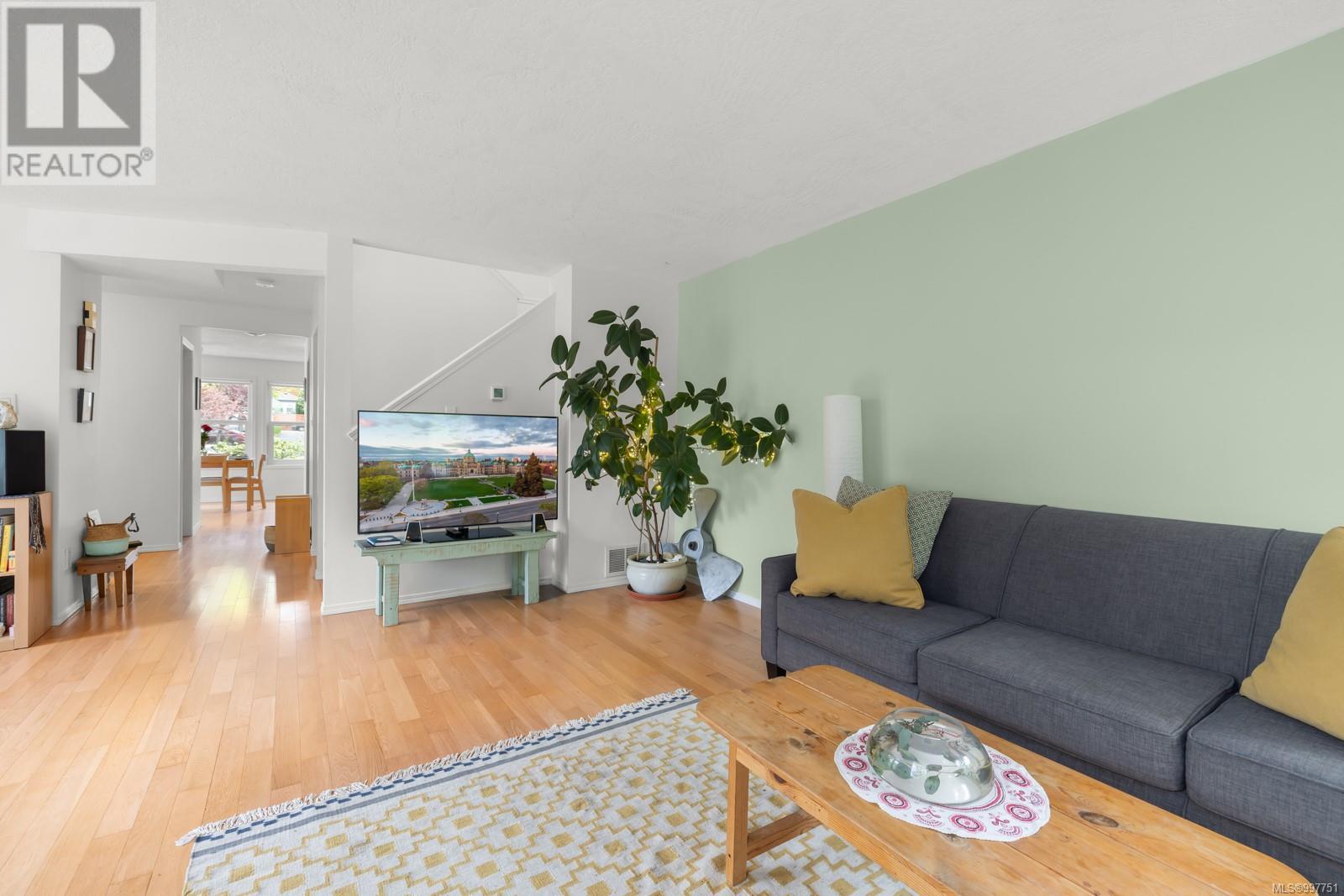 Single Family House Westcoast for Sale in   West Saanich Rd West Oaks Saanich 
