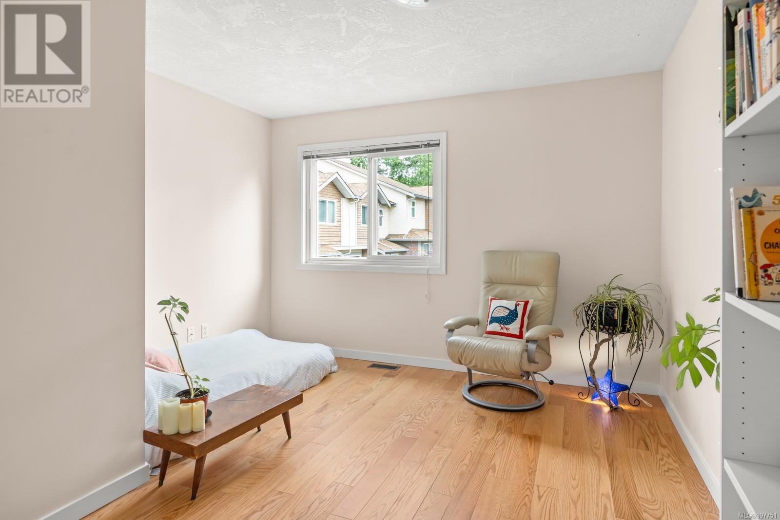 Single Family House Westcoast for Sale in   West Saanich Rd West Oaks Saanich 
