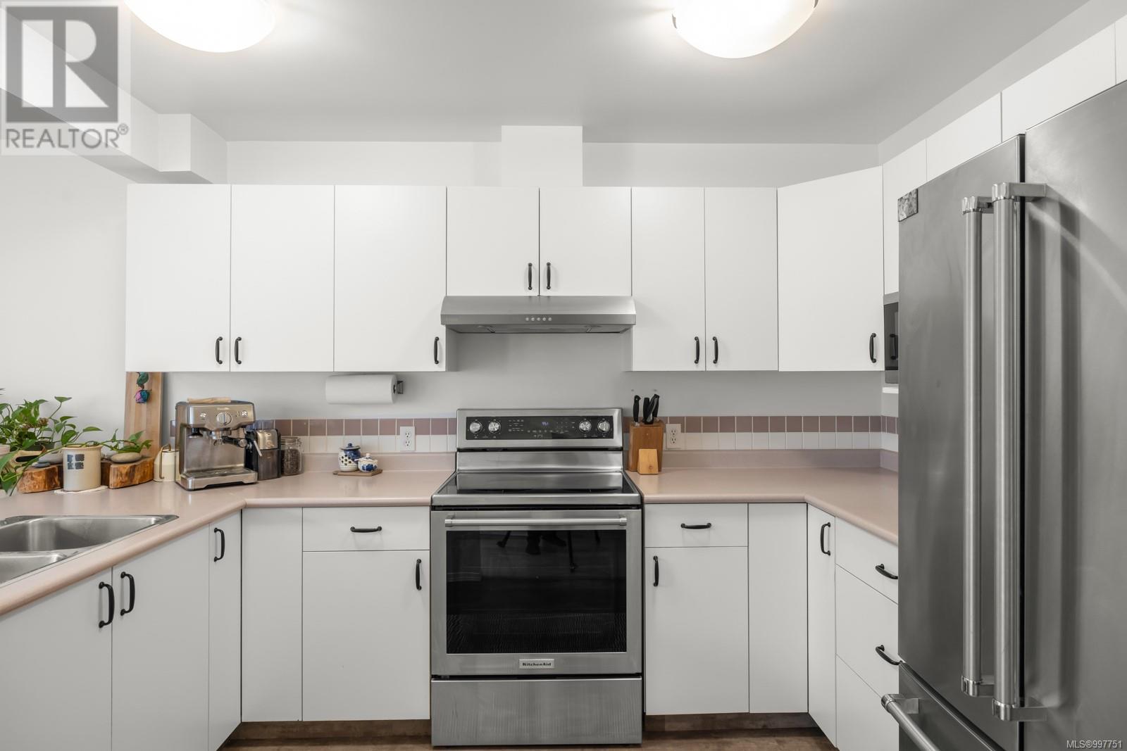 Single Family House Westcoast for Sale in   West Saanich Rd West Oaks Saanich 