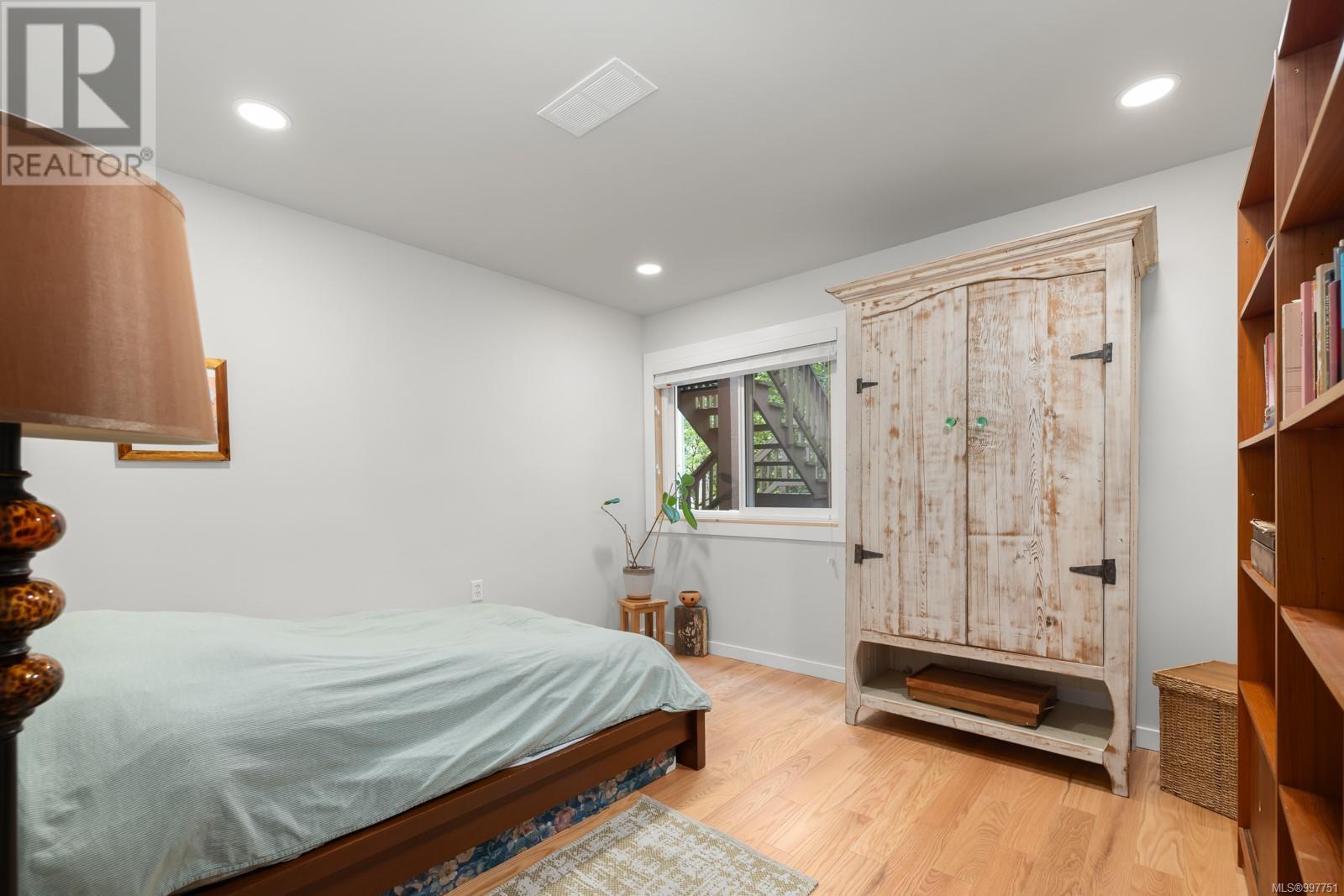 Single Family House Westcoast for Sale in   West Saanich Rd West Oaks Saanich 