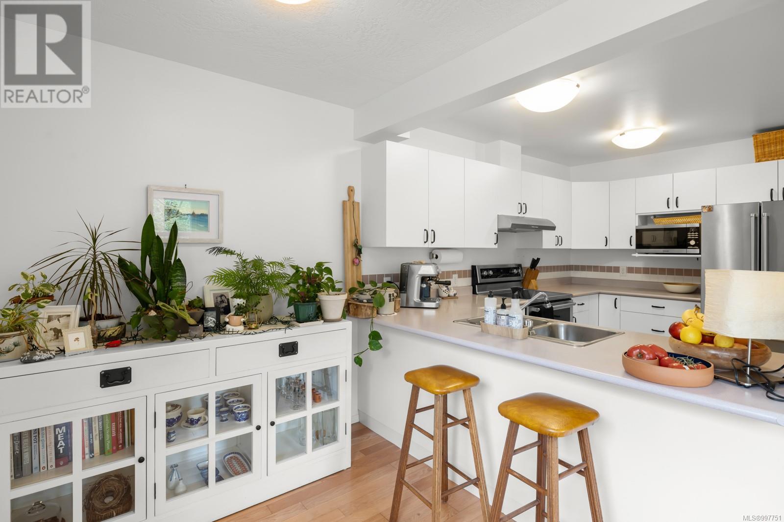 Single Family House Westcoast for Sale in   West Saanich Rd West Oaks Saanich 