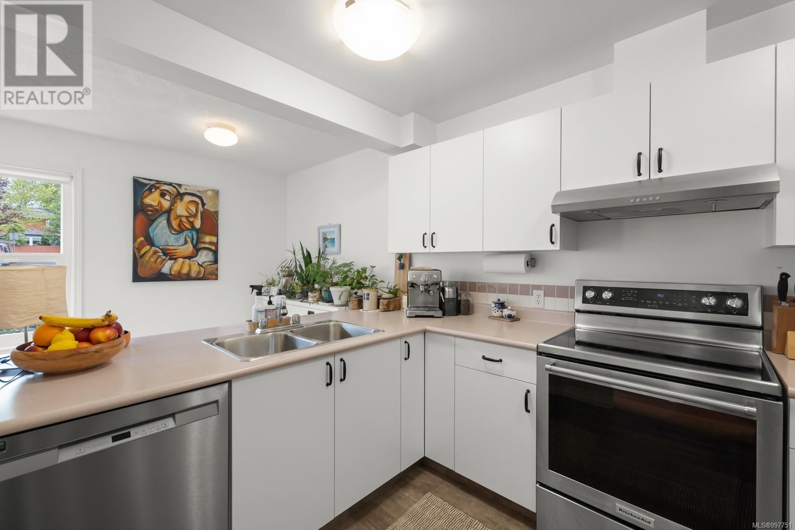 Single Family House Westcoast for Sale in   West Saanich Rd West Oaks Saanich 