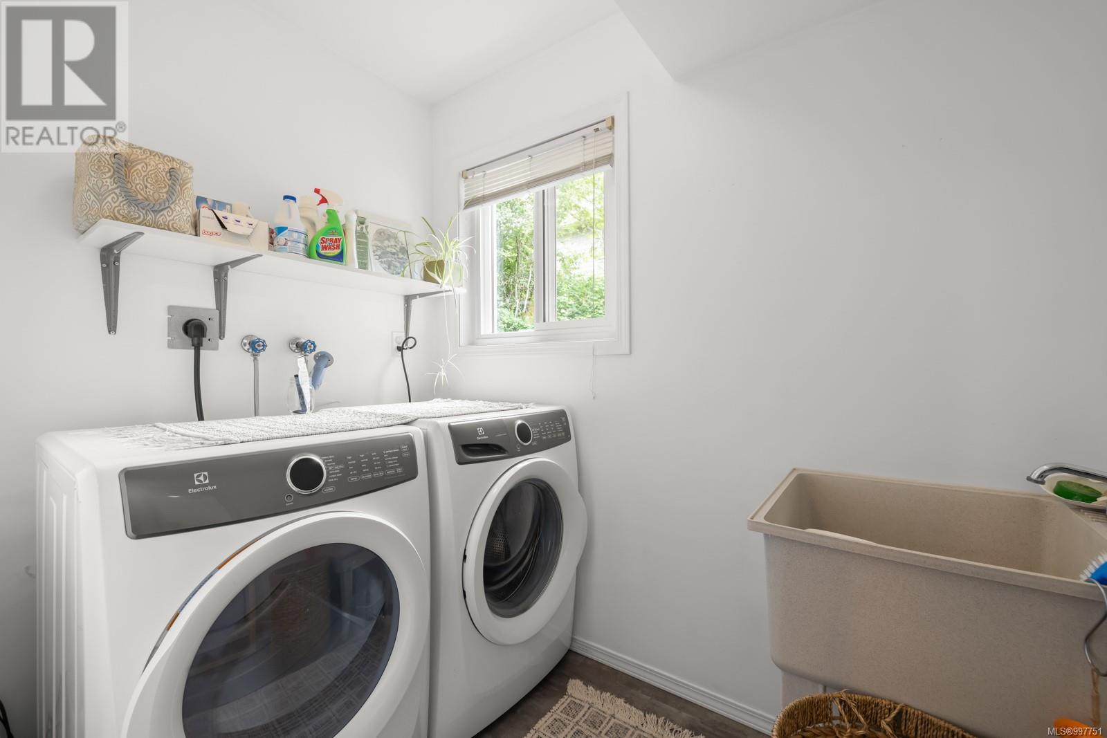 Single Family House Westcoast for Sale in   West Saanich Rd West Oaks Saanich 